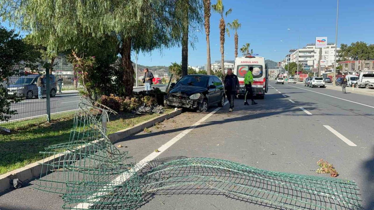 Gazipaşa'da Otomobil Refüjdeki Ağaca Çarptı: 2 Yaralı
