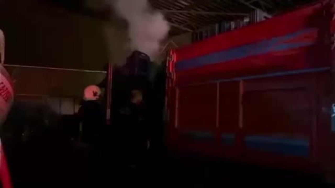 Gazipaşa'da Park Halindeki Kamyonet Yandı — 07 UK 625 Kullanılamaz Hale Geldi