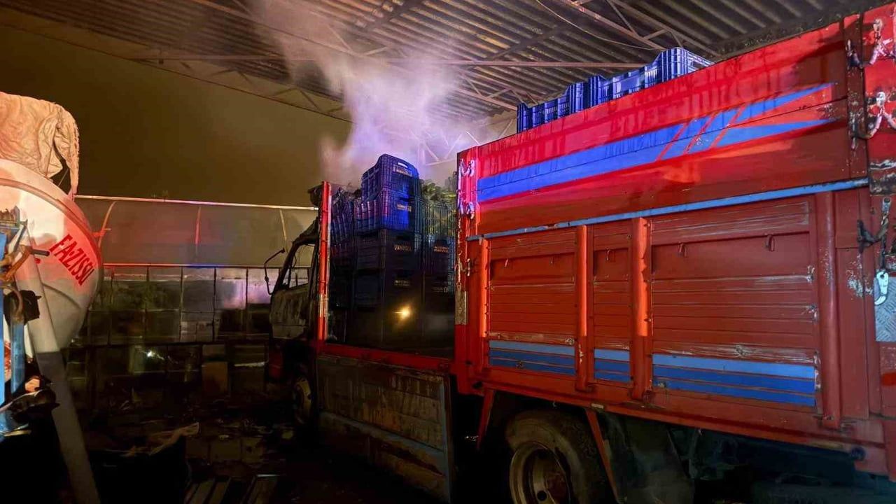 Gazipaşa'da Park Halindeki Kamyonet Yangında Kullanılamaz Hale Geldi