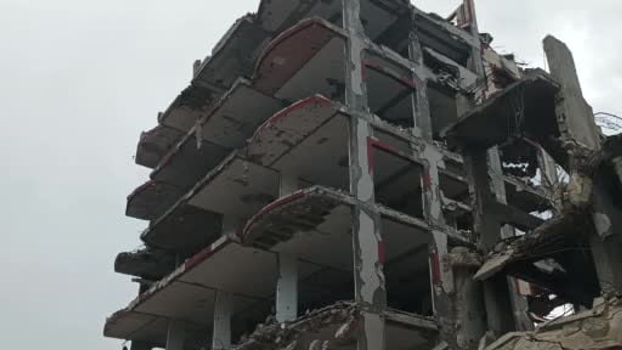 Gazze’de Yıkılan Kliniğini Onaran Diş Hekimi Abdelsalam Kaheel Hasta Kabulüne Başladı