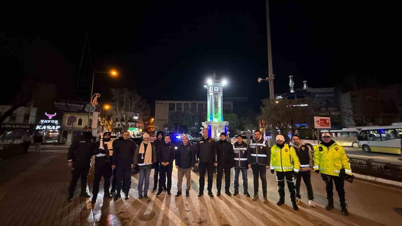 Gemlik'te protokol yeni yılı görev başındaki kamu personeliyle karşıladı