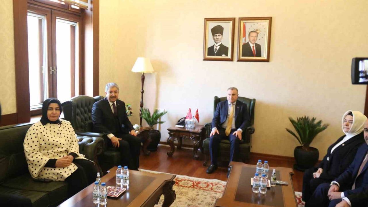 Gençlik ve Spor Bakanı Osman Aşkın Bak Eskişehir'de: Valilik Ziyareti