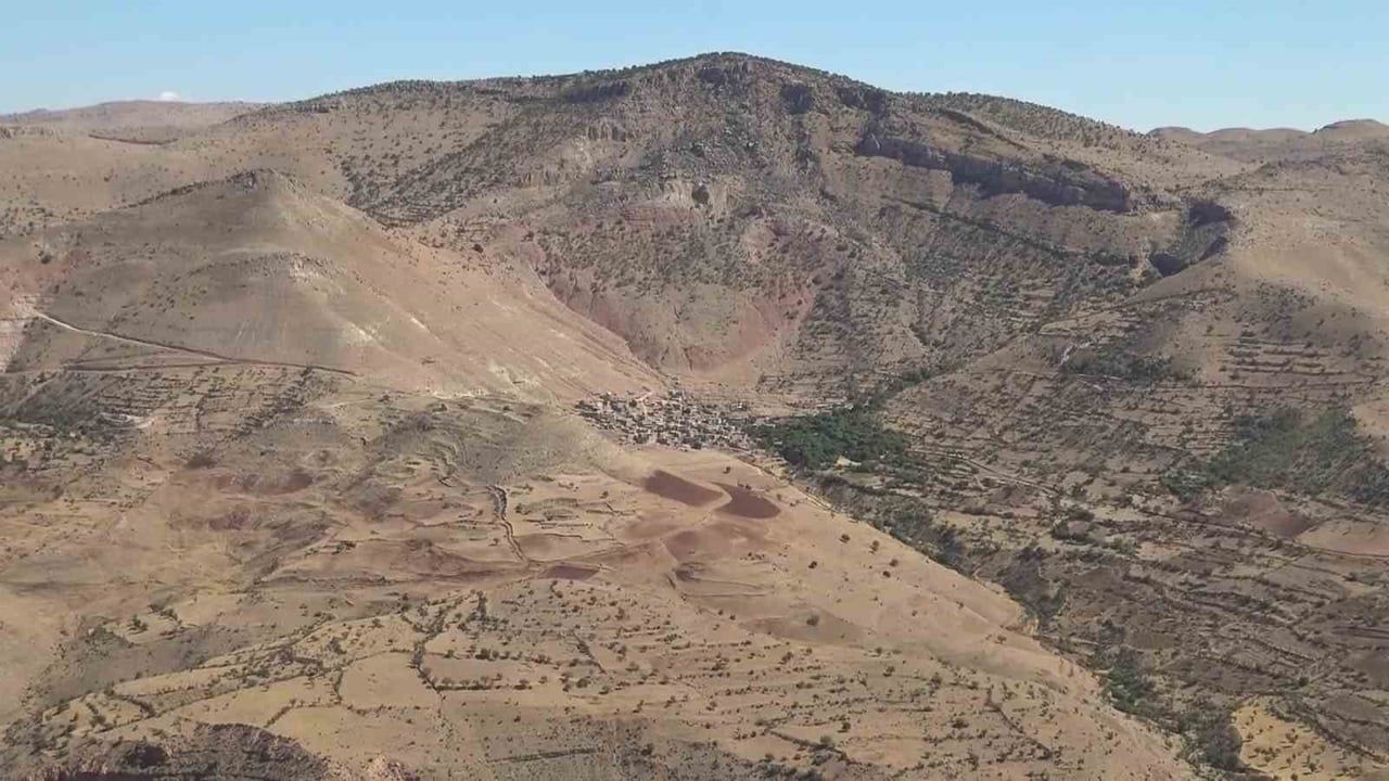 Gercüş’te facianın eşiğinden dönüldü: Dev kaya elektrik direğine çarptı