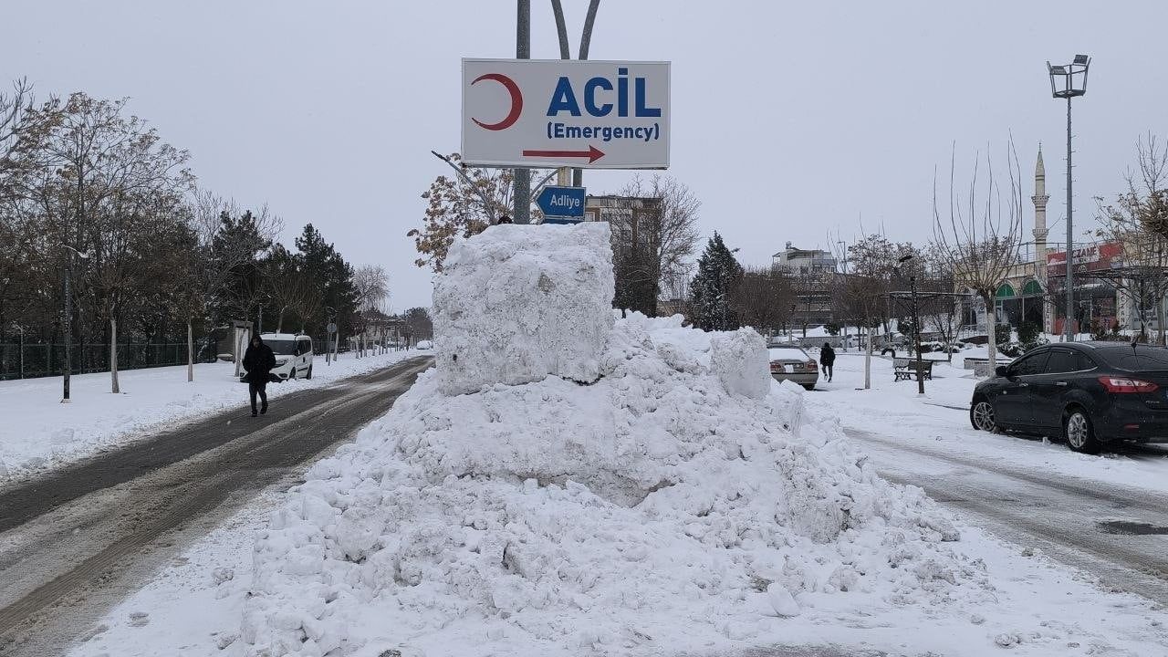 Gercüş'te Kar Nedeniyle Mahsur Kalan Ambulans Kurtarıldı