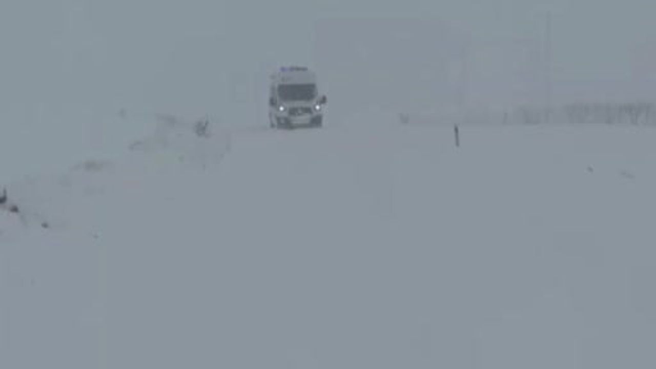 Gercüş'te Kar Nedeniyle Mahsur Kalan Ambulans Kurtarıldı