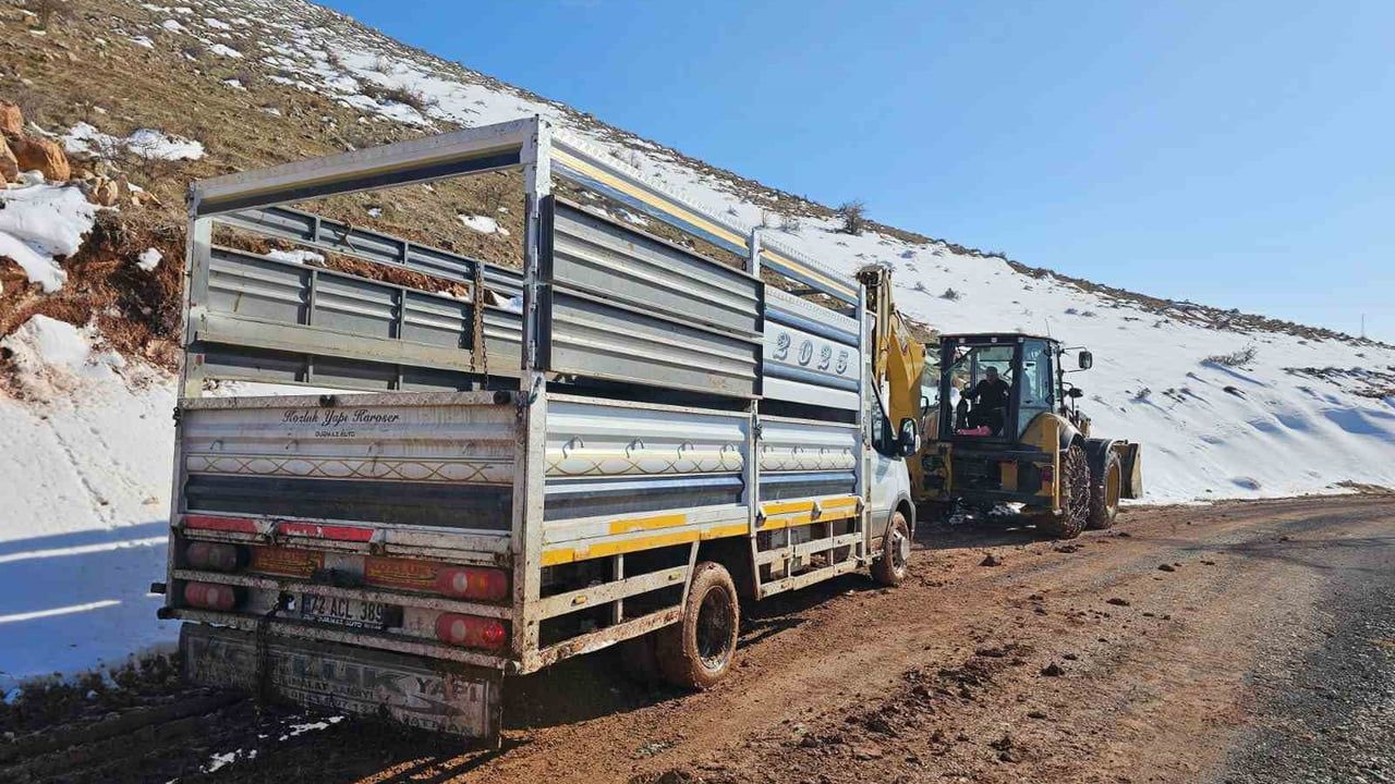 Gercüş’te kar tehlikesi: Özel İdare göçerlerin imdadına yetişti
