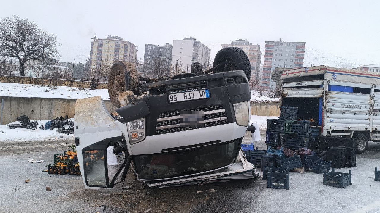 Gercüş'te Meyve Yüklü Kamyonet Devrildi: Yola Saçılan Portakallar Toplandı