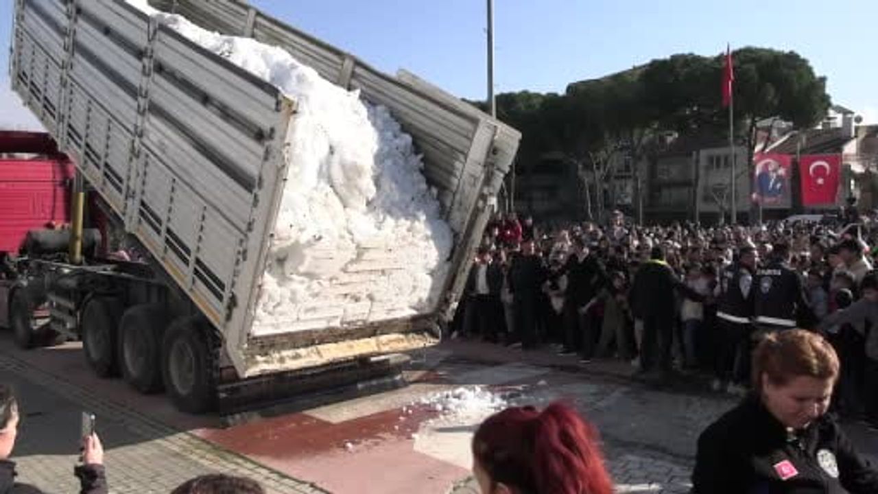 Germencik'te Karnelerine 'Kar' Sürprizi: 3 Kamyonla Kar Şenliği