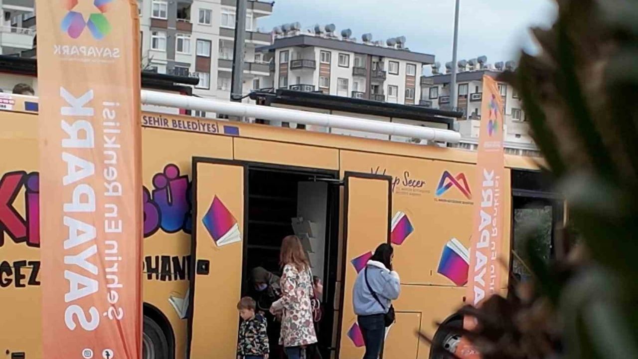 Gezici Kütüphane Otobüsü Sayapark AVM'de: Mersin’de Minik Kitapseverlerle Buluştu