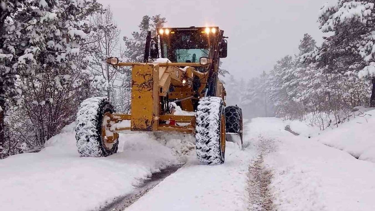 Giresun'da 152 Köy Yolu Kar Nedeniyle Ulaşıma Kapalı — Açma Çalışmaları Sürüyor