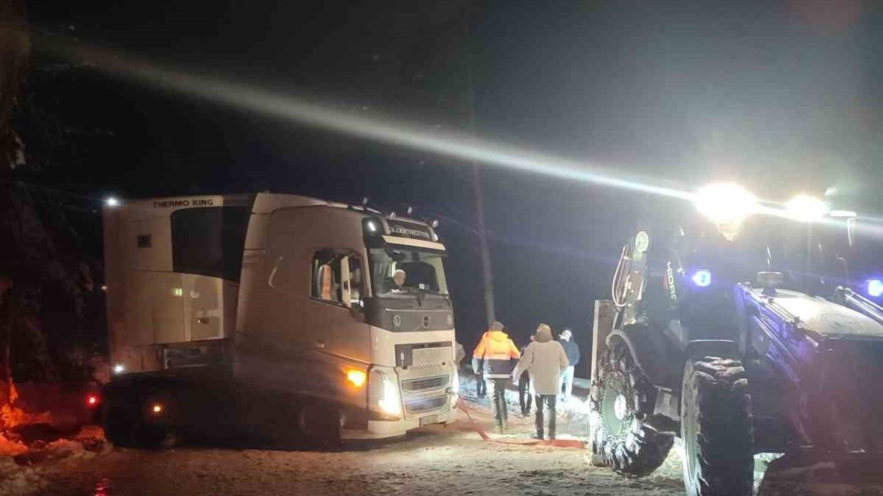 Giresun'da Karda Mahsur Kalan Tır Yavuzkemal Belediyesi Ekiplerince Kurtarıldı