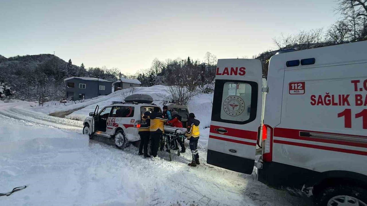 Giresun UMKE, Çamlıca'da 91 Yaşındaki Hastayı Kar Engelini Aşarak Sevk Etti