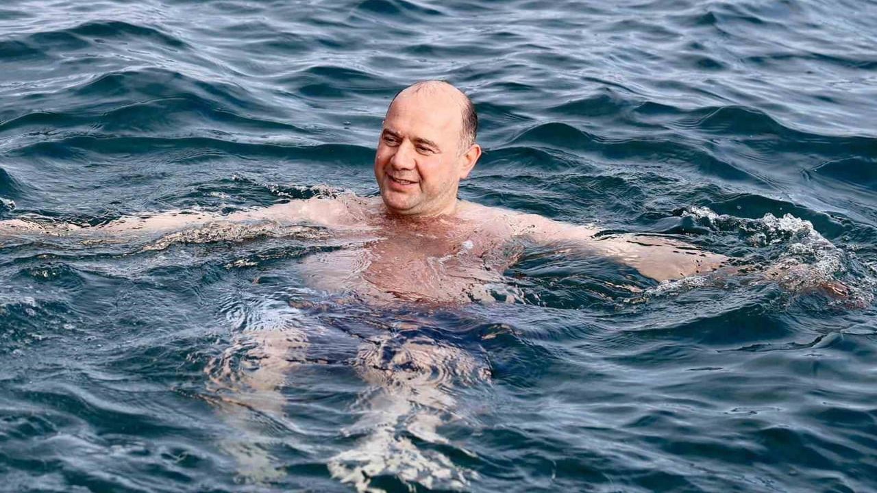 Giresun Valisi Serdengeçti Kışta Giresun Adası'nda Denize Girdi