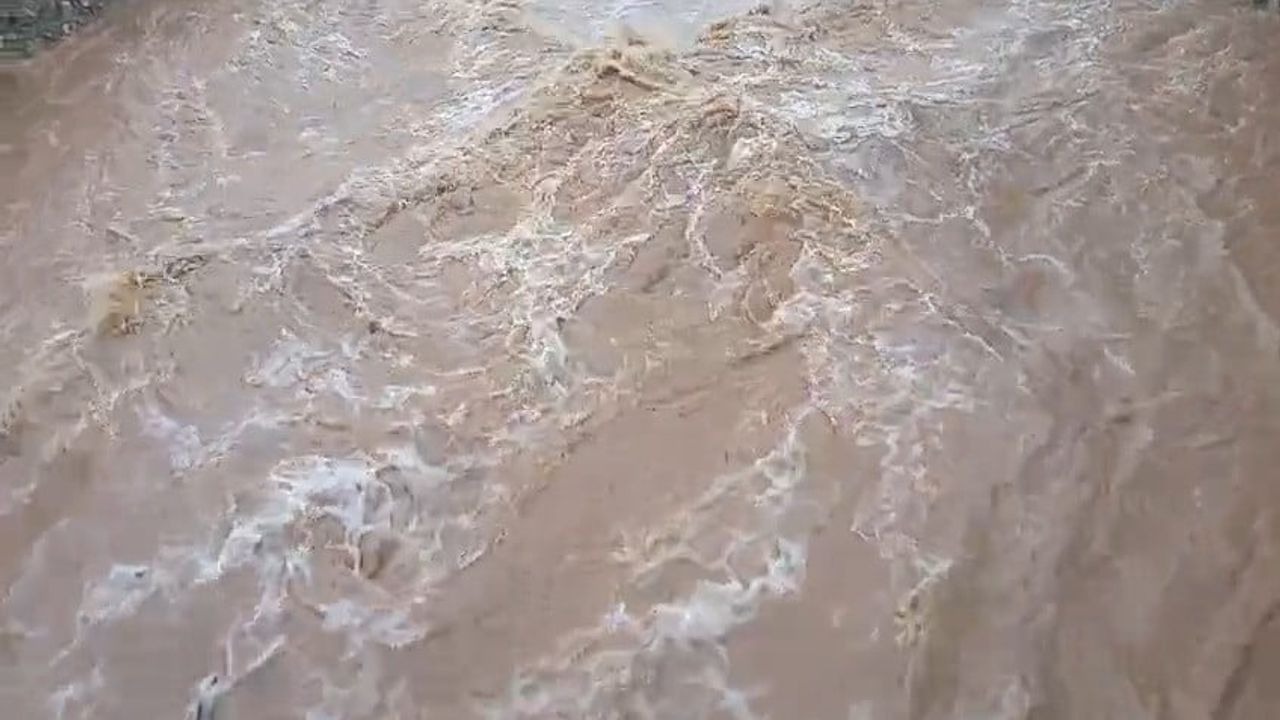 Gökçe'de Dere Taşkını: Ula'da 'Turuncu Kod' Sağanak Hayatı Felç Etti