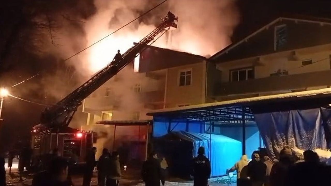 Gökçebey'de Çatı Yangını: 3 Katlı Ev Küle Döndü