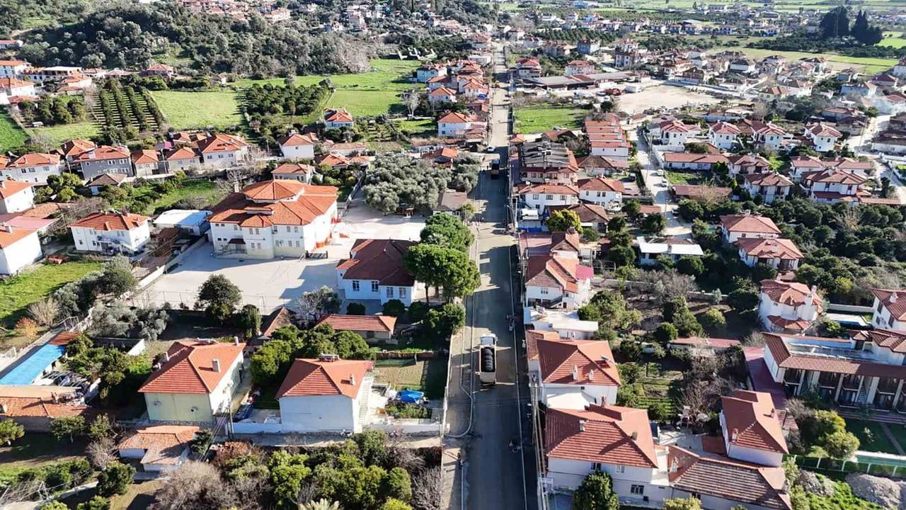 Gökova'nın Yolları Yenileniyor: Muğla Büyükşehir'den Sıcak Asfalt ve Kaldırımlar