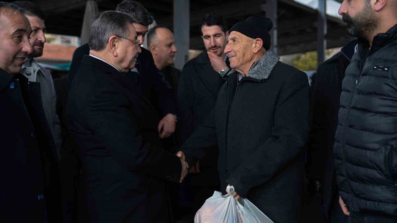 Gölbaşı Belediye Başkanı Yakup Odabaşı Karşıyaka Semt Pazarında