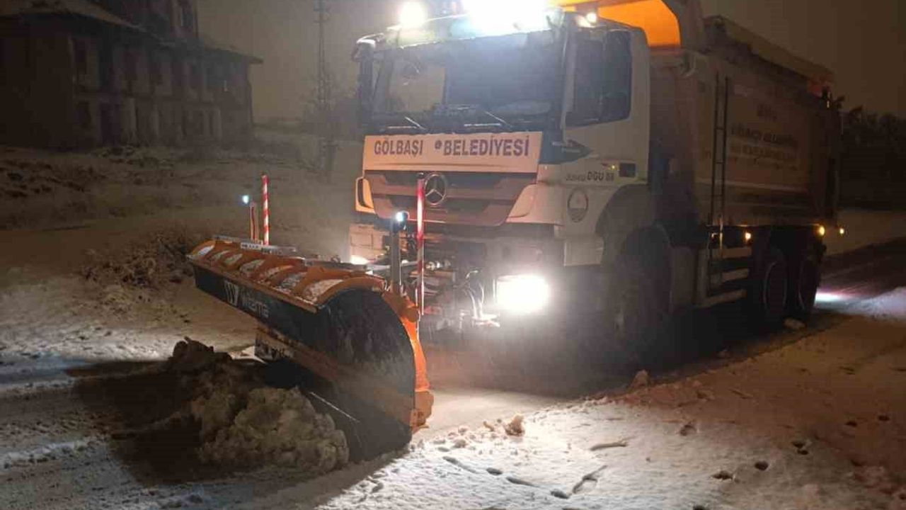 Gölbaşı Belediyesi'nden Kesintisiz Kar Küreme ve Tuzlama Çalışması