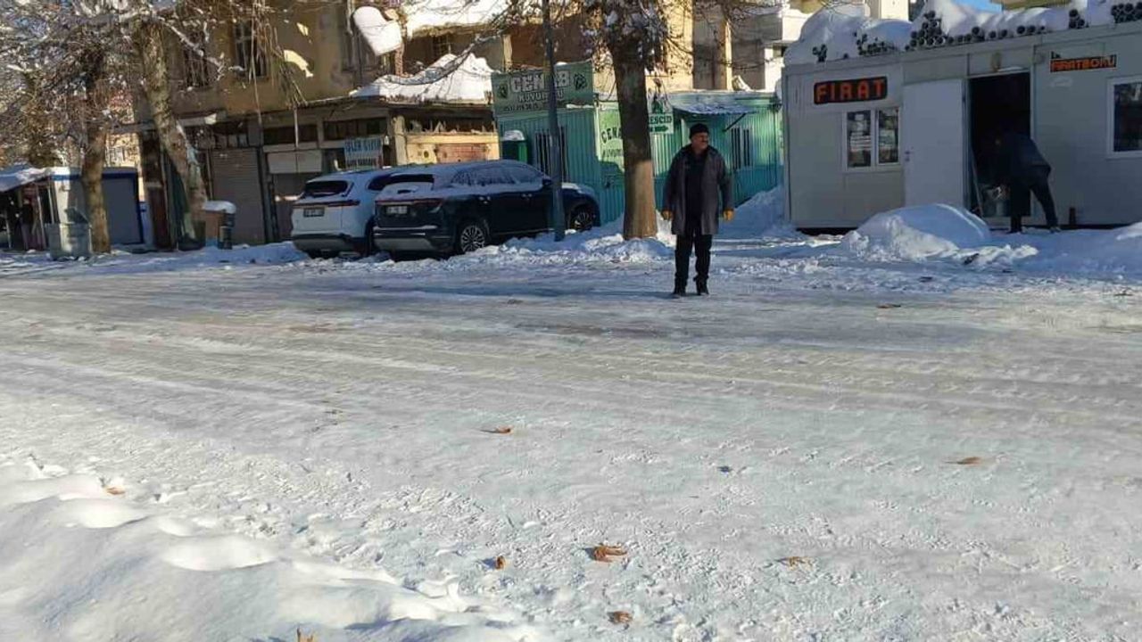 Gölbaşı'da Yollar Buz Pisti Oldu: Tuzlama Yetersiz Kaldı
