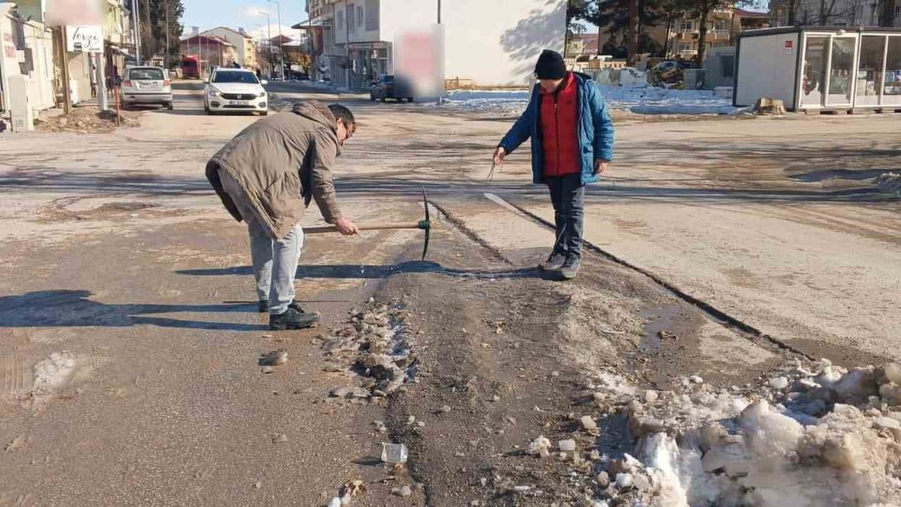 Gölbaşı'nda Esnaflar Cadde Karlarını Kazma ve Kürekle Temizledi