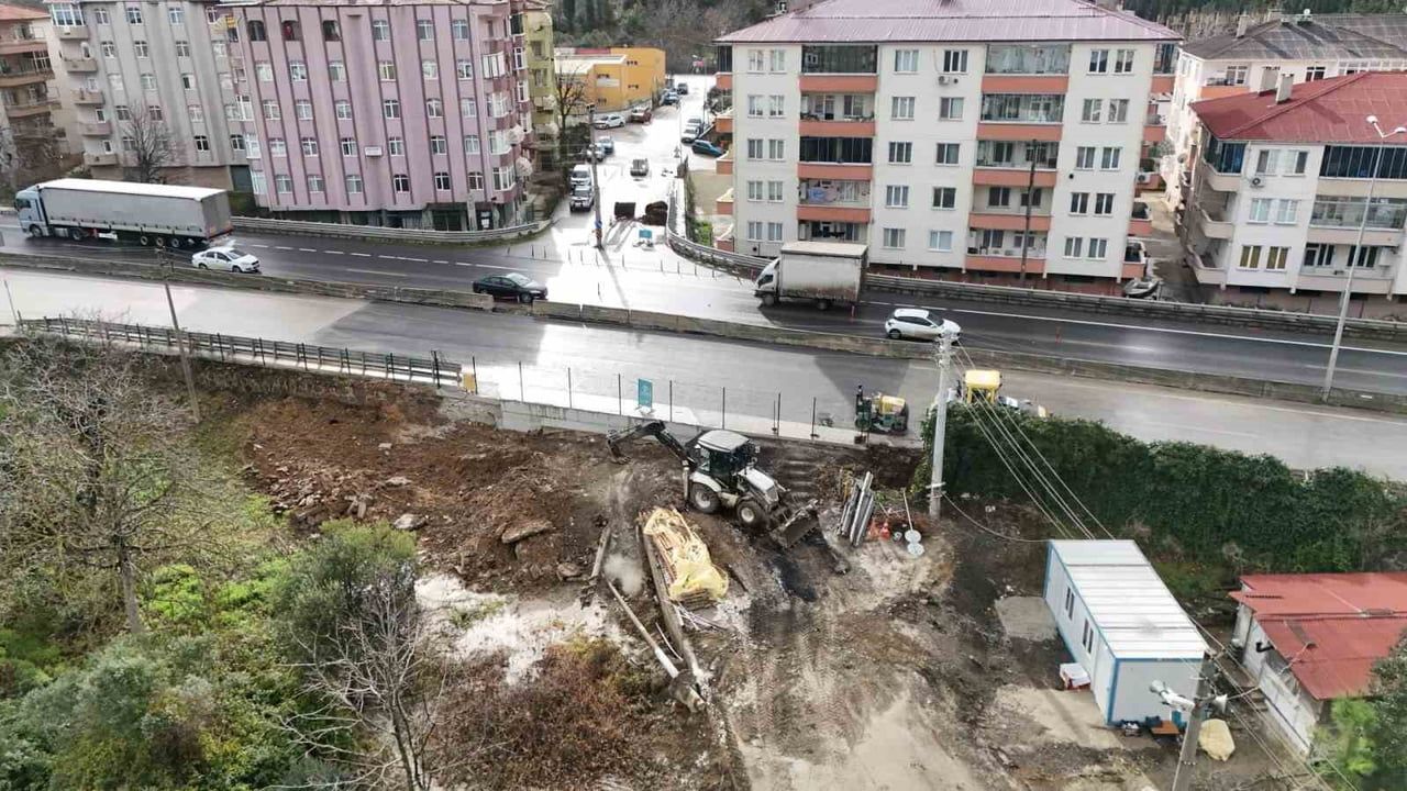 Gölcük Ulaşlı’da 3 Proje Tamamlanıyor: Kıyı Düzenlemesi, Kafe ve D-130 Alt Geçit