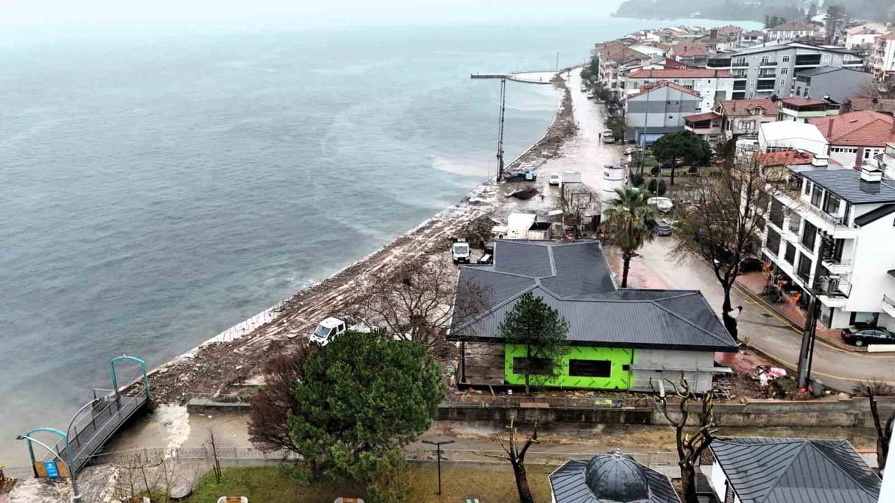 Gölcük Ulaşlı Sahiline 550 Metrelik Dalgakıran İnşası
