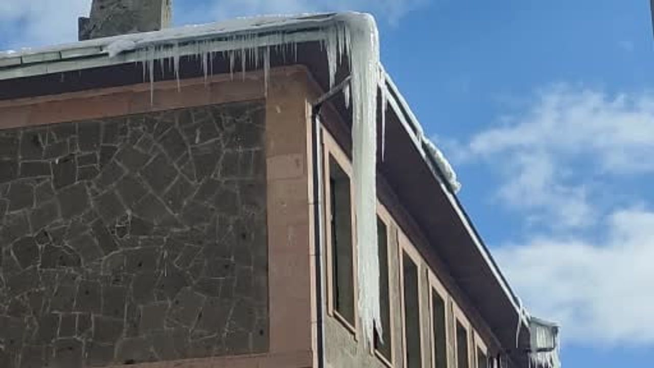 Göle'de Termometreler Eksi 20'yi Gösterdi: İlçe Buz Tuttu