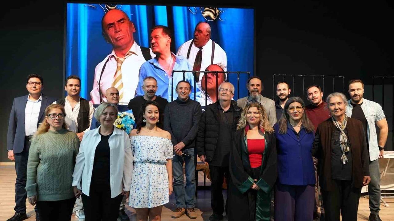 Gömeç Kent Tiyatrosu, Ferhat Şensoy'in "Çok Tuhaf Soruşturma" ile Salonları Doldurdu