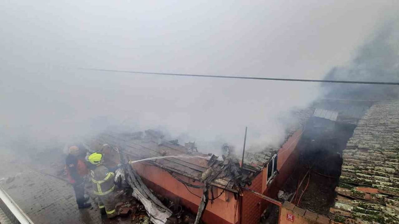 Gönen Köteyli'de Müstakil Ev Yangında Kullanılamaz Hale Geldi