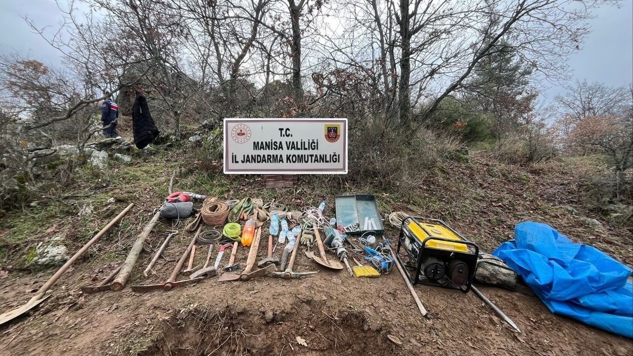 Gördes’te İzinsiz Kazı: Jandarma 5 Şüpheliyi Suçüstü Yakaladı