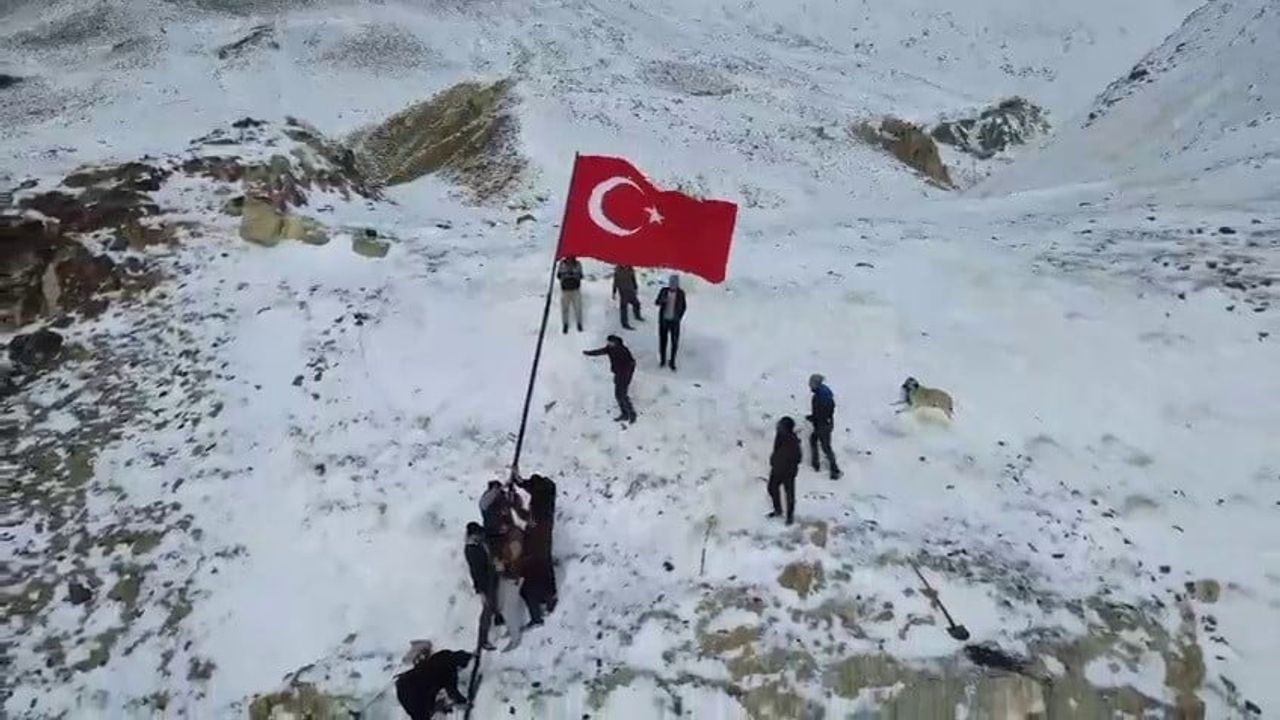 Göreşken Mahallesi'nde Türk Bayrağı Zirveye Çekildi