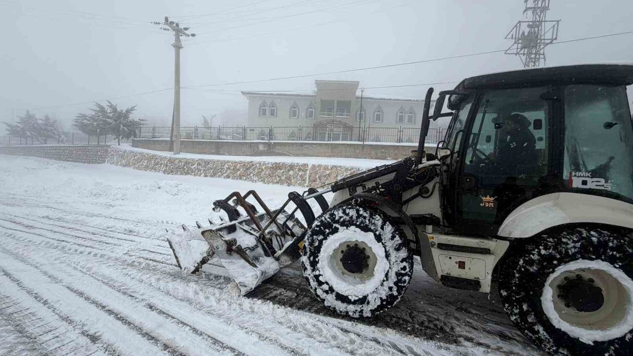 Güçlükonak’ta Kış Seferberliği: Yollar Açıldı, Elektrikte Büyük Ölçüde Normalleşme