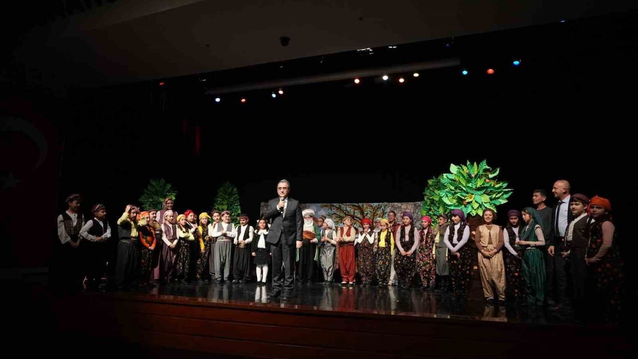 Gülmek Serbest, Akıl Şart: Şehit Soner Özübek Okulları Oyunu Osmangazi'de Ayakta Alkışlandı