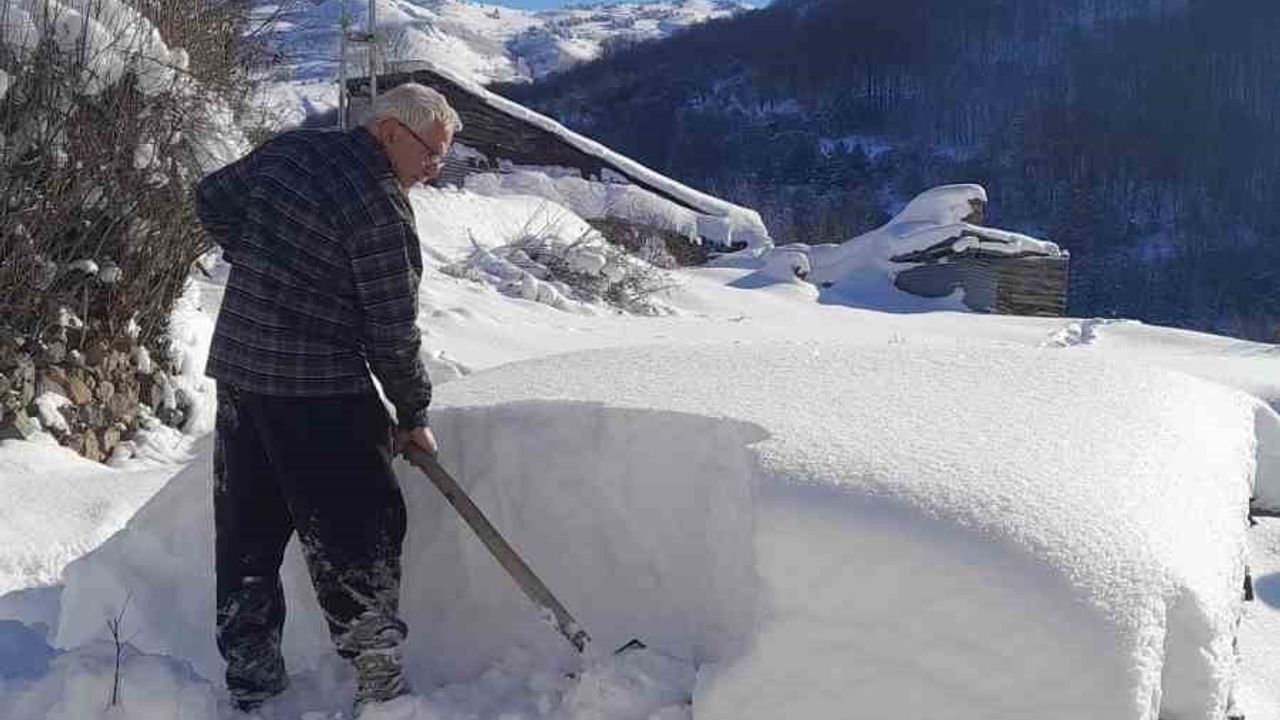 Gümüşhane'de Çatı Kürüme Mesaisi: Aktutan'da Kar 1,5 Metreye Ulaştı