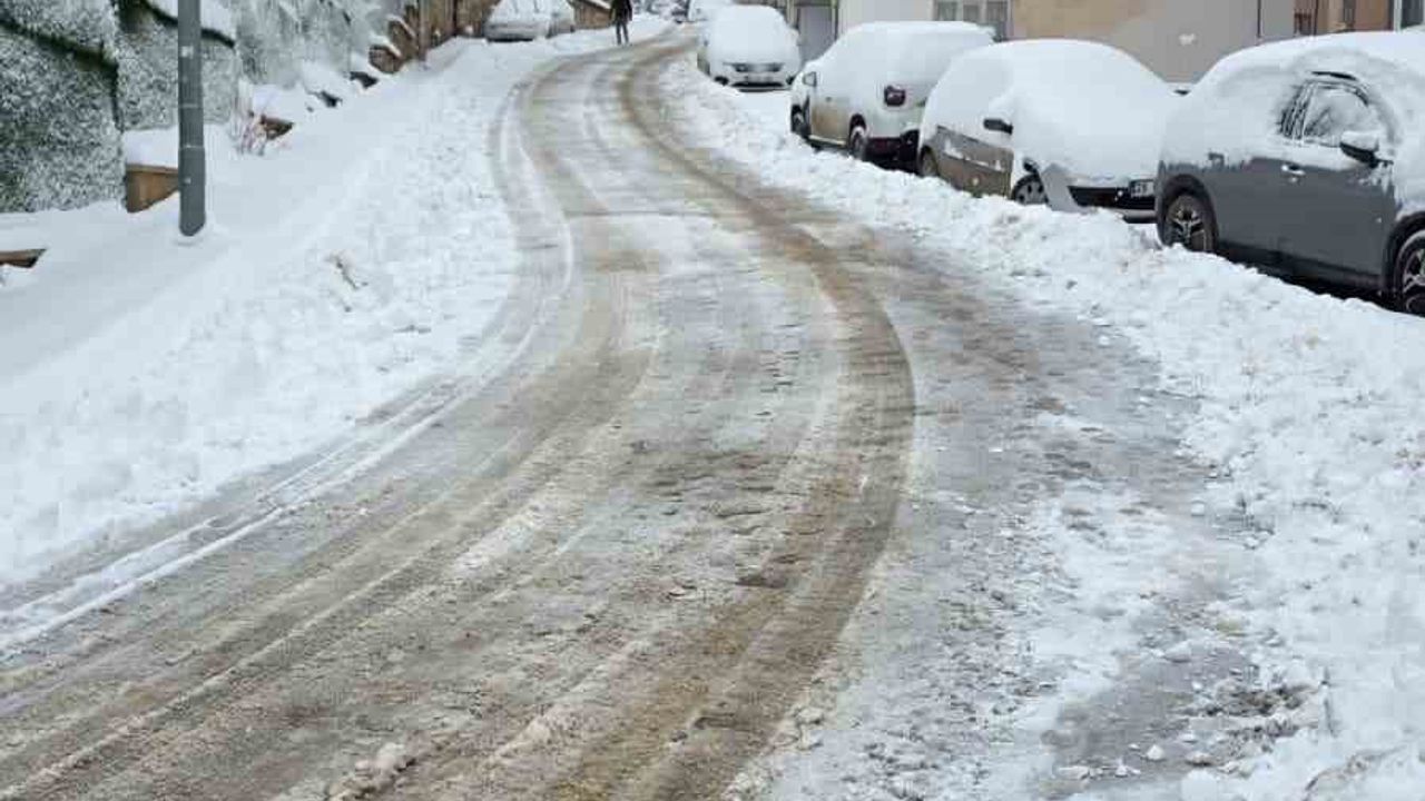 Gümüşhane'de Kar 247 Köy Yolunu Ulaşıma Kapattı