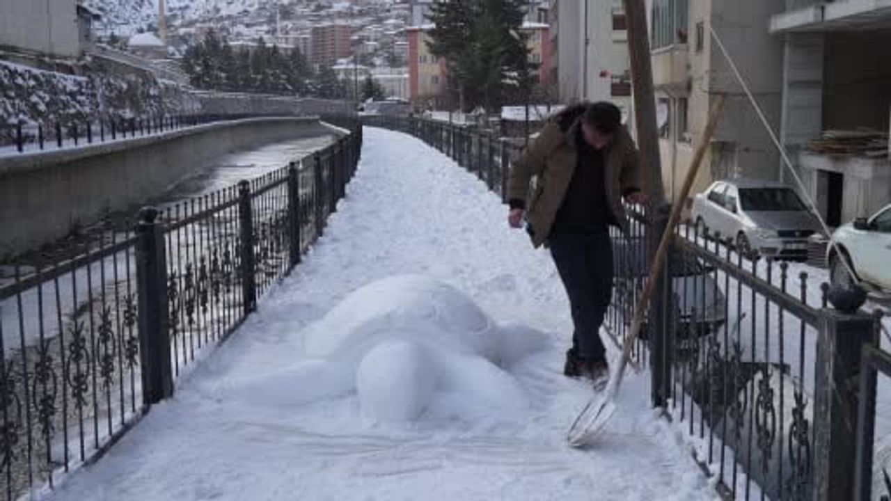 Gümüşhane'de Kardan Kaplumbağa: Tır Şoförü Cihan Oral'ın 4 Saatlik Eseri