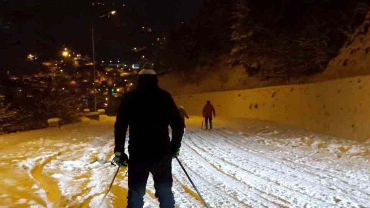 Gümüşhane'de Kayakçılar Şehir Merkezine Kayarak İndi