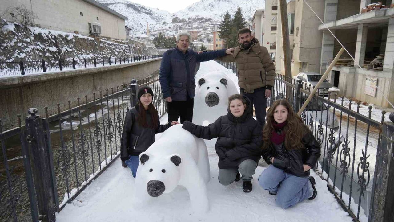 Gümüşhane’de Tır Şoförünün 3 Günde Yaptığı Kardan Anne ve Yavru Ayı İlgi Odağı