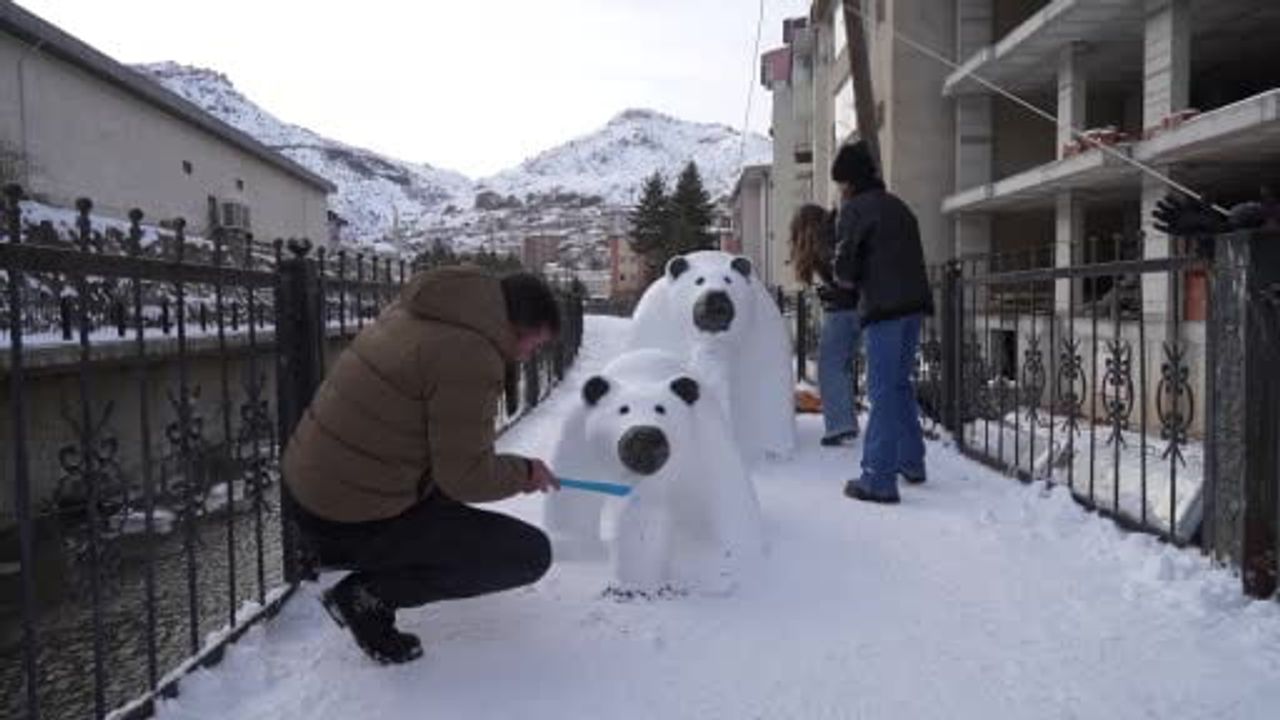 Gümüşhane'de Tır Şoförünün Kardan Anne ve Yavrusu