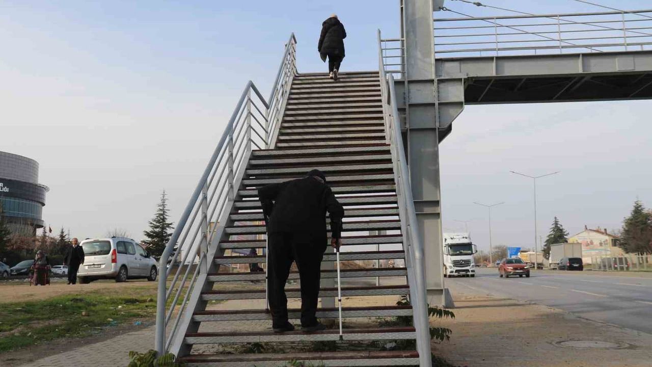 Gündoğdu Mahallesi'nde Üst Geçit Sorunu: Yaşlılar ve Engelliler İçin Asansör Talebi