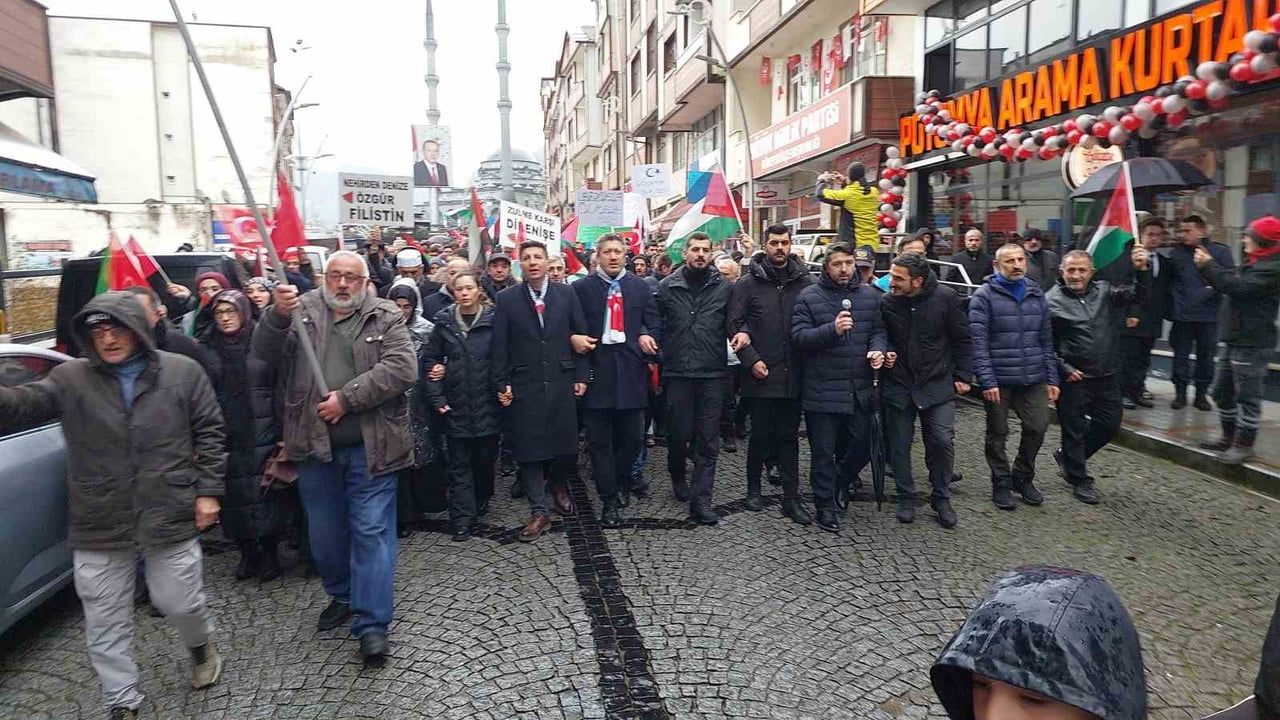 Güneysu’dan Galata Köprüsü’ne Destek: 'Sinmiyoruz, Susmuyoruz, Filistin’i Unutmuyoruz'