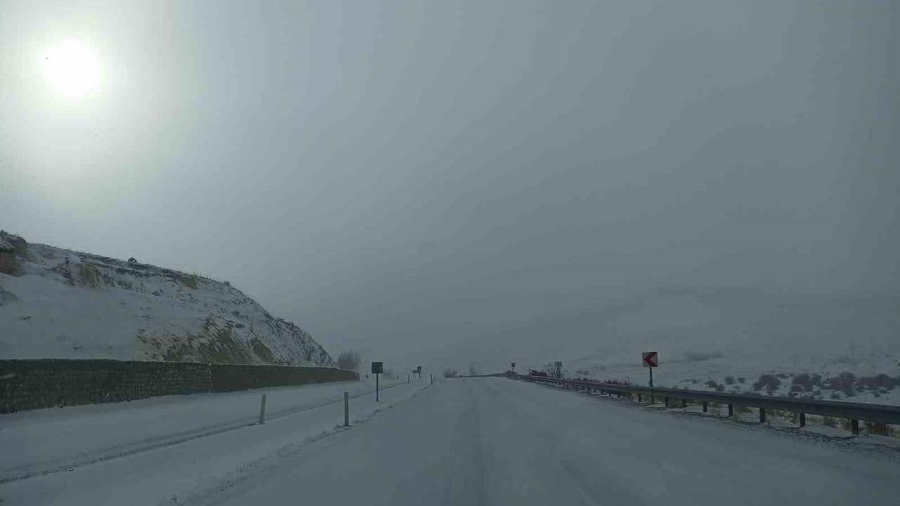 Gürün'de Yoğun Kar: Kayseri-Malatya Yolu Trafiğe Kapandı