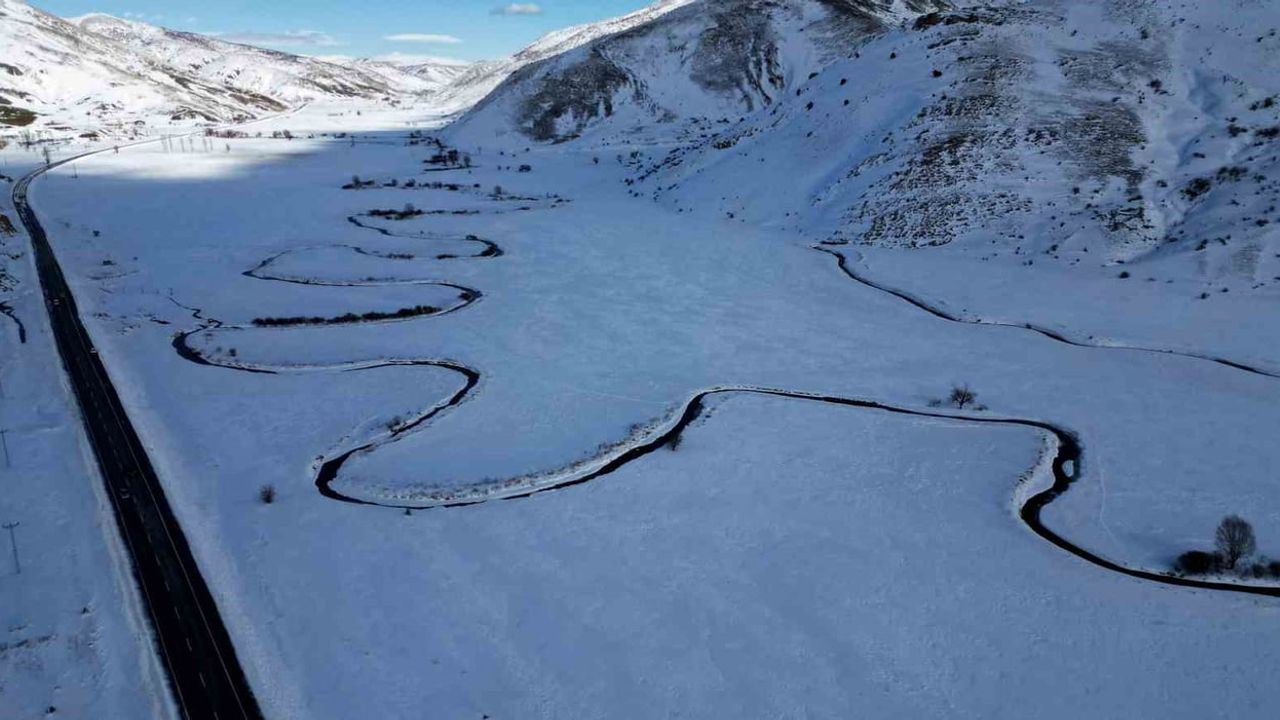 Güzeldere Menderesleri'nde Kartpostallık Kar Manzarası