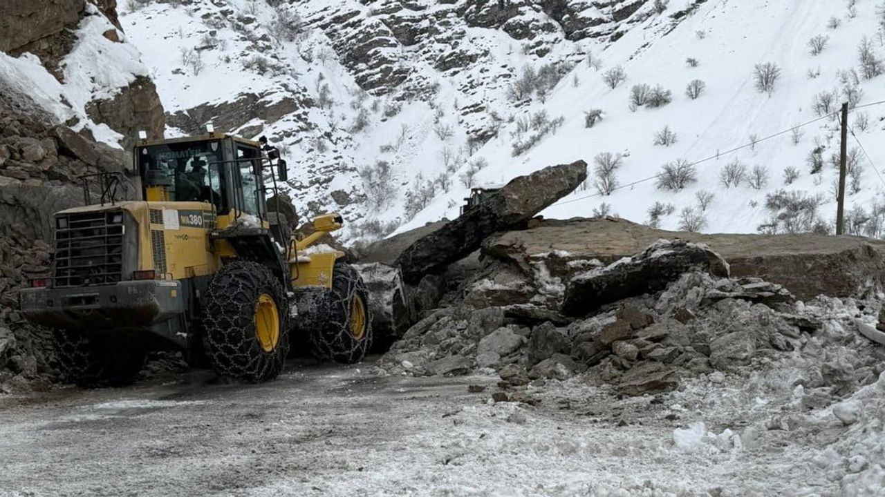 Hakkari-Çukurca Kara Yolu, Kaya Düşmesi Sonrası Yeniden Ulaşıma Açıldı