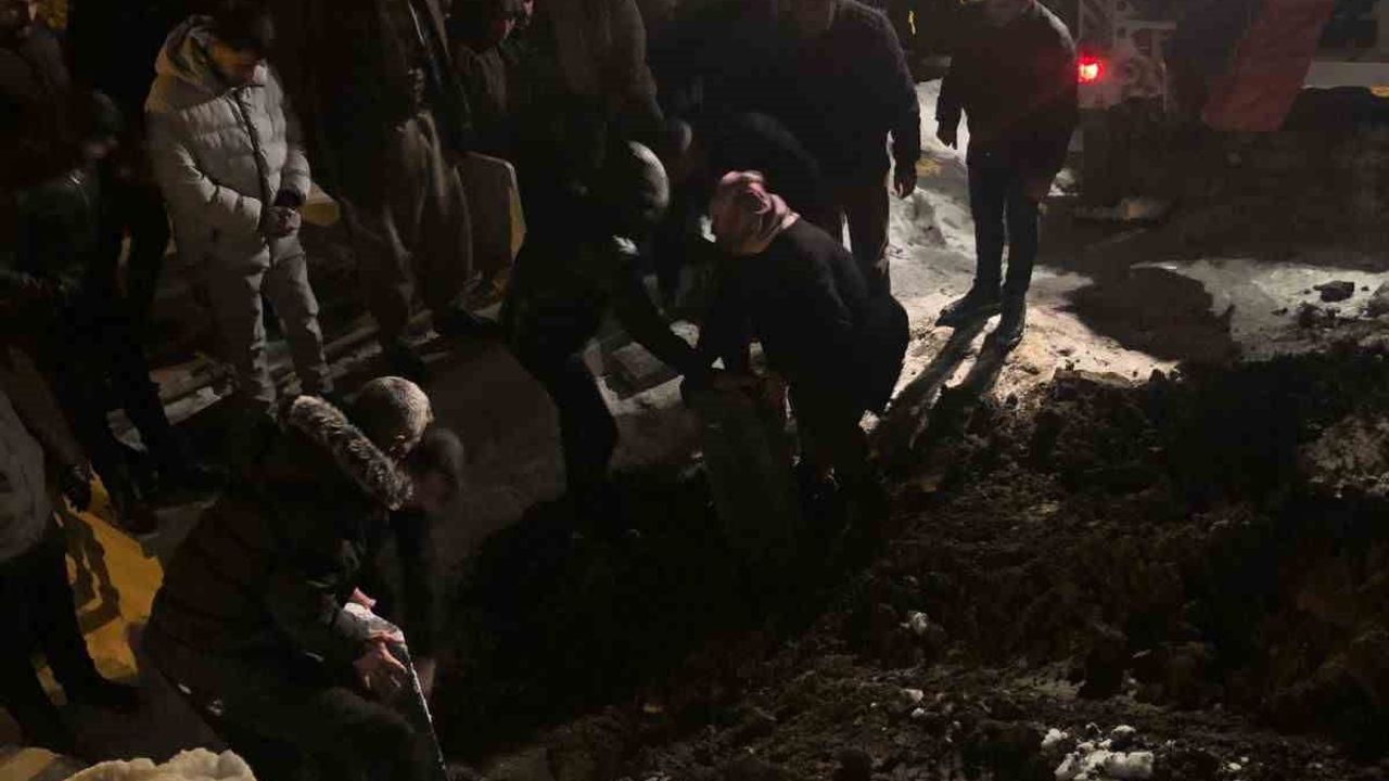 Hakkari'de 11 Yaşındaki Lezgin Erdal, Belediye Otobüsünün Altında Hayatını Kaybetti