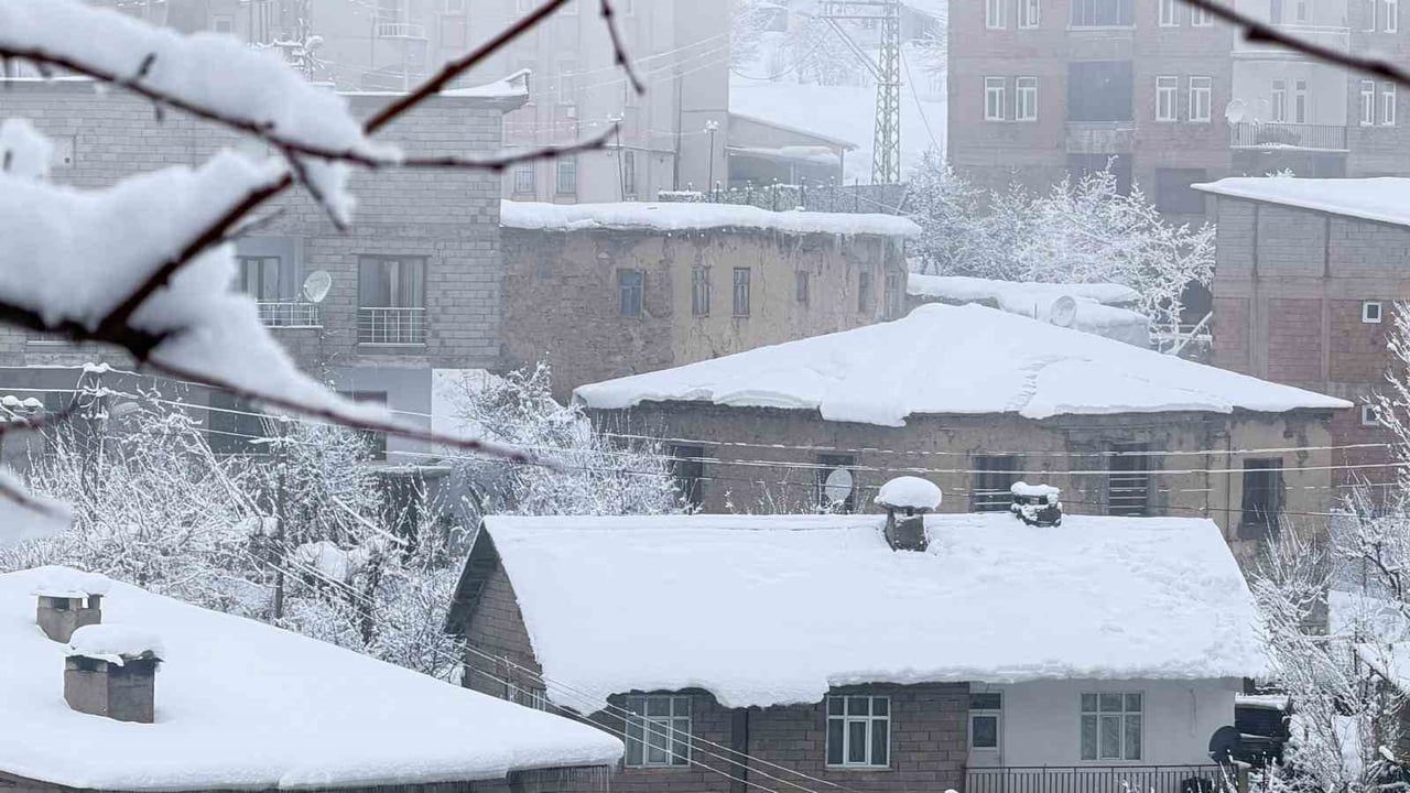 Hakkari'de 160 Köy ve Mezra Yolu Ulaşıma Kapandı