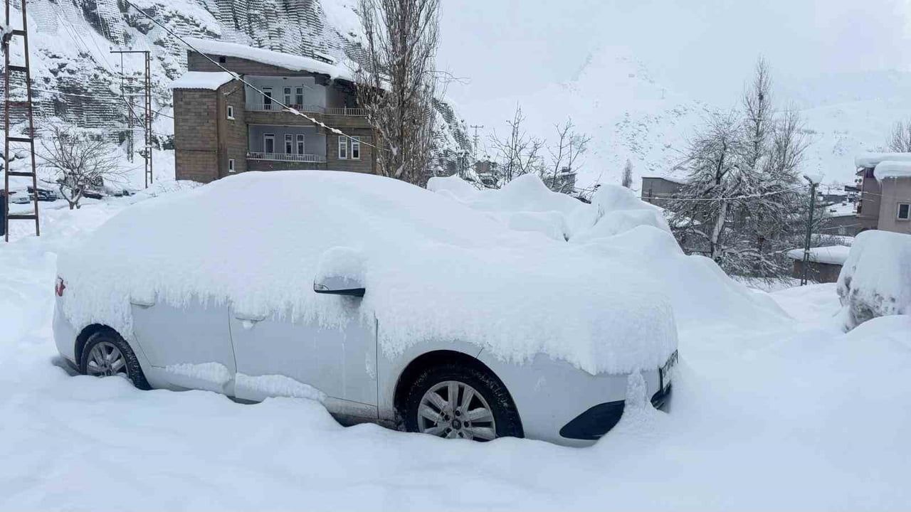 Hakkari'de 220 Yerleşim Yolu Ulaşıma Açıldı — Karla Mücadele Sürüyor
