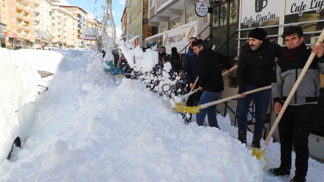 Hakkari'de 274 Güvenlik Korucusu Karla Mücadeleye Destek