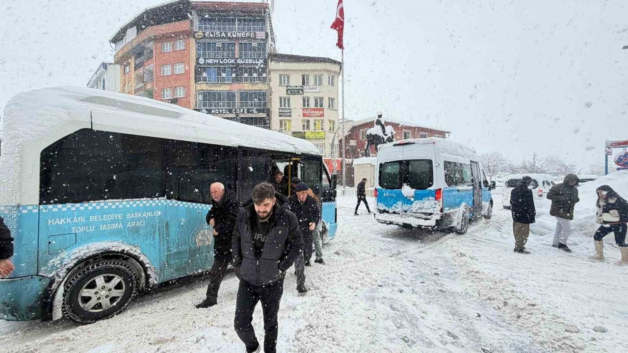 Hakkari'de 357 Yerleşim Yerinin Yolu Karla Kapandı