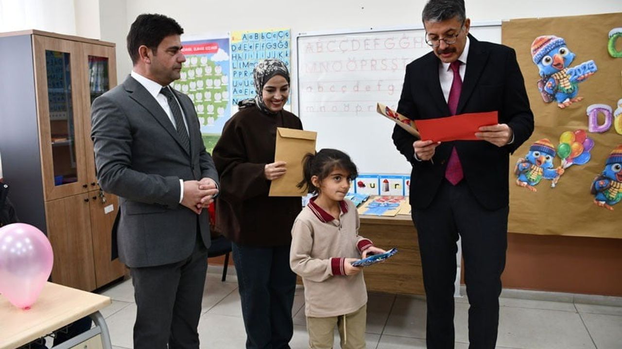Hakkari'de 70 Bin Öğrenci Yarıyıl Tatiline Girdi: Yunus Emre Okulu Yeniden Açıldı